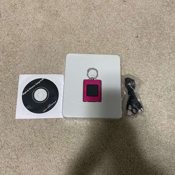 The sharper image USB 2.0 Rechargeable Digital Photo Album with Keychain - Picture 3 of 4